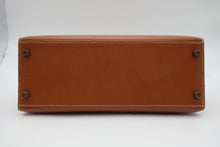 Load image into Gallery viewer, HERMES KELLY 28 Graine Couchevel leather Gold 〇T Engraving Shoulder bag 800100010
