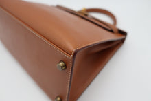 Load image into Gallery viewer, HERMES KELLY 28 Graine Couchevel leather Gold 〇T Engraving Shoulder bag 800100010
