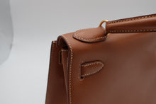 Load image into Gallery viewer, HERMES KELLY 28 Graine Couchevel leather Gold 〇T Engraving Shoulder bag 800100010
