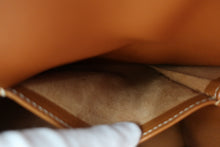 Load image into Gallery viewer, HERMES KELLY 28 Graine Couchevel leather Gold 〇T Engraving Shoulder bag 800100010
