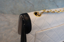 将图片加载到图库查看器，CHANEL/香奈儿 CF 链条包 羊皮 White/Navy/Gold hadware(白色/藏蓝色/金色金属) 肩背包 800050085
