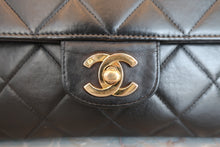 Load image into Gallery viewer, CHANEL Matelasse chain shoulder bag Lambskin Black/Gold hadware Shoulder bag 800070037
