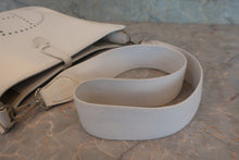 将图片加载到图库查看器，HERMES  EVELYNE1 PM Clemence leather White □I刻印 Shoulder bag 800050057
