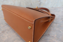 Load image into Gallery viewer, HERMES KELLY 28 Graine Couchevel leather Gold 〇Y Engraving Shoulder bag 600080083
