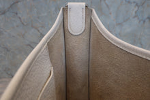将图片加载到图库查看器，HERMES  EVELYNE1 PM Clemence leather White □I刻印 Shoulder bag 800050057

