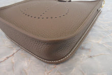 将图片加载到图库查看器，HERMES  EVELYNE TPM Clemence leather Etoupe gray U刻印 Shoulder bag 700060087
