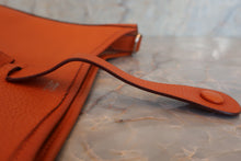 将图片加载到图库查看器，HERMES EVELYNE 2PM Clemence leather Orange □H刻印 Shoulder bag 600040172
