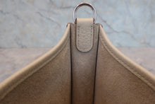 将图片加载到图库查看器，HERMES  EVELYNE TPM Clemence leather Beton A刻印 Shoulder bag 800050103
