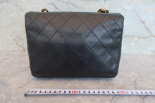 Load image into Gallery viewer, CHANEL Mini Matelasse single flap chain shoulder bag Lambskin Black/Gold hadware Shoulder bag 800020110
