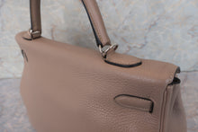 Load image into Gallery viewer, HERMES KELLY 35 Clemence leather Gris tourterelle □N Engraving Shoulder bag 600080134
