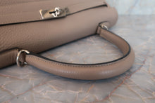 Load image into Gallery viewer, HERMES KELLY 35 Clemence leather Gris tourterelle □N Engraving Shoulder bag 600080134
