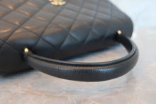 Load image into Gallery viewer, CHANEL Matelasse trapezoid hand bag Caviar skin Black/Gold hadware Hand bag 600050059
