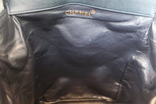 將圖片載入圖庫檢視器 CHANEL/シャネル マトラッセチェーンリュック ラムスキン ネイビー/ゴールド金具 リュック 800030113
