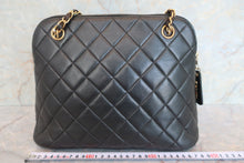 Load image into Gallery viewer, CHANEL Matelasse chain shoulder bag Lambskin Black/Gold hadware Shoulder bag 600070031
