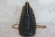 Load image into Gallery viewer, CHANEL Matelasse chain shoulder bag Lambskin Black/Gold hadware Shoulder bag 600070031
