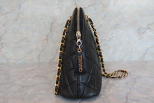 Load image into Gallery viewer, CHANEL Matelasse chain shoulder bag Lambskin Black/Gold hadware Shoulder bag 600070031
