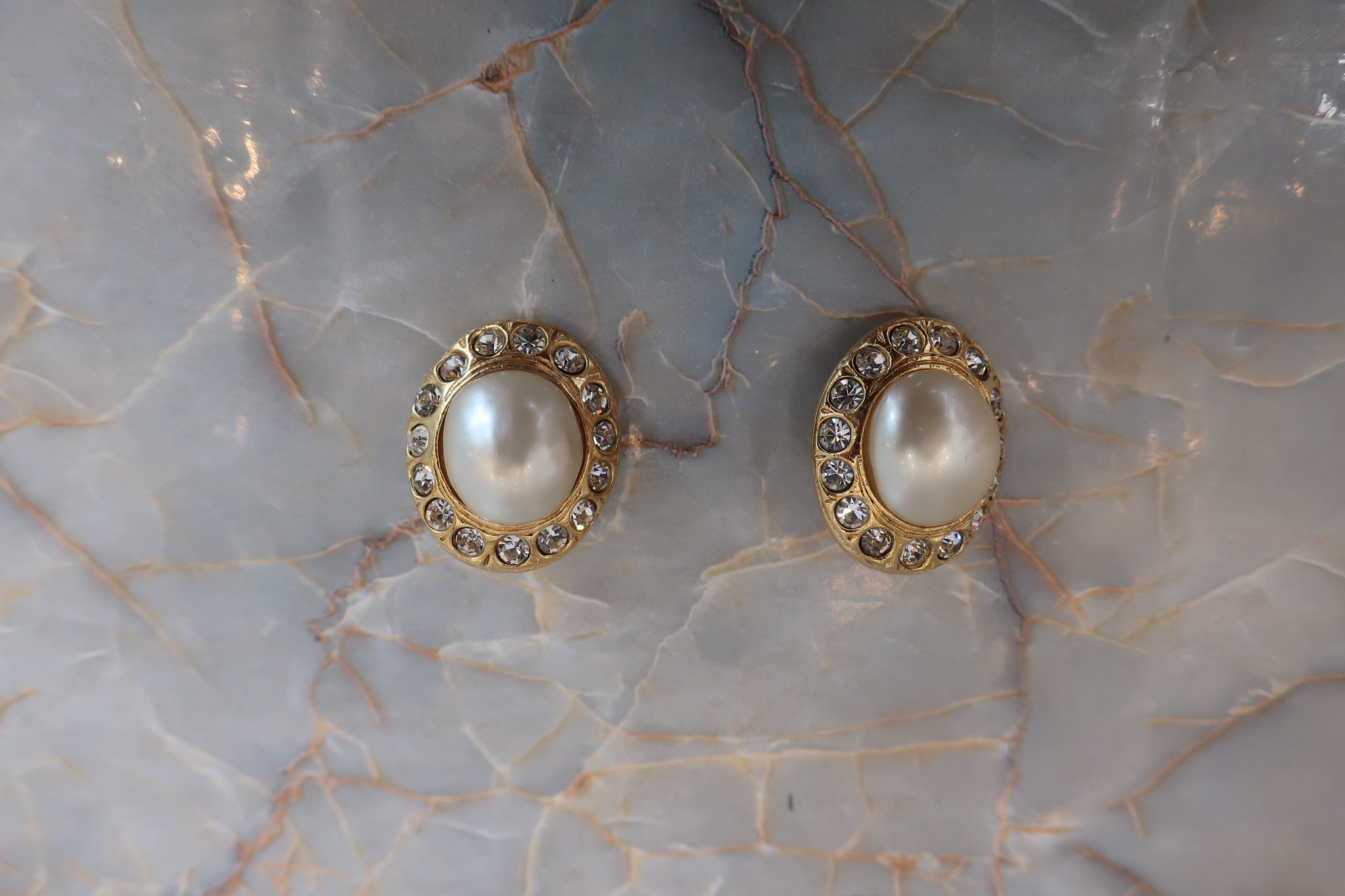 CHANEL Pearl rhinestone earring Gold plate Gold Earring 300120078