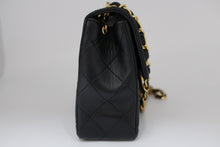 Load image into Gallery viewer, CHANEL Mini Matelasse Single Flap Chain shoulder bag Lambskin Black/Gold hardware Shoulder bag 800100034
