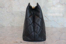 Load image into Gallery viewer, CHANEL Matelasse chain shoulder bag Caviar skin Black/Gold hadware Shoulder bag 800060109
