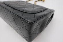 Load image into Gallery viewer, CHANEL Mini Matelasse Single Flap Chain shoulder bag Lambskin Black/Gold hardware Shoulder bag 800100034
