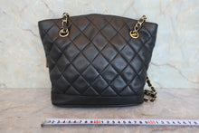 Load image into Gallery viewer, CHANEL Matelasse chain tote bag Lambskin Black/Gold hadware Tote bag 800080126
