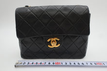 Load image into Gallery viewer, CHANEL Mini Matelasse Single Flap Chain shoulder bag Lambskin Black/Gold hardware Shoulder bag 800090239
