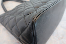Load image into Gallery viewer, CHANEL Medallion Tote Caviar skin Black/Gold hadware Tote bag 800080130
