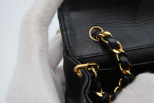 Load image into Gallery viewer, CHANEL Vicolore Big CC mark Chain shoulder bag Lambskin Black/Gold hardware Shoulder bag 800100035
