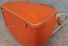 将图片加载到图库查看器，HERMES LINDY 30 Bi-color Clemence leather Orange/Parchemin □M刻印 Shoulder bag 600060003
