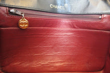 Load image into Gallery viewer, CHANEL Matelasse chain shoulder bag Lambskin Black/Gold hadware Shoulder bag 700060187
