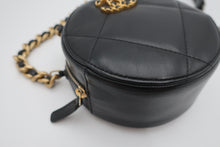 Load image into Gallery viewer, CHANEL CHANEL19 Matelasse Round Chain shoulder bag Lambskin Black/Gold hardware/Silver hardware  Shoulder bag 800090124
