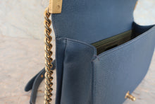 将图片加载到图库查看器，CHANEL/香奈儿 Leboy 链条包 荔枝皮 Blue/Gold hadware(蓝色/金色金属) 肩背包 800020194
