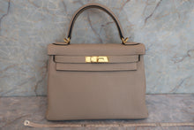 Load image into Gallery viewer, HERMES KELLY 28 Togo leather  Gris tourterelle □L Engraving Shoulder bag 600080132
