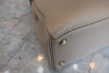 Load image into Gallery viewer, HERMES KELLY 28 Togo leather  Gris tourterelle □L Engraving Shoulder bag 600080132
