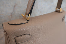 Load image into Gallery viewer, HERMES KELLY 28 Togo leather  Gris tourterelle □L Engraving Shoulder bag 600080132
