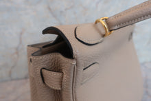 Load image into Gallery viewer, HERMES KELLY 28 Togo leather  Gris tourterelle □L Engraving Shoulder bag 600080132
