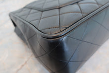 Load image into Gallery viewer, CHANEL Medium Matelasse single flap chain shoulder bag Lambskin Black/Gold hadware Shoulder bag 700040023
