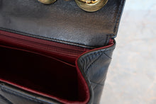 Load image into Gallery viewer, CHANEL Medium Matelasse single flap chain shoulder bag Lambskin Black/Gold hadware Shoulder bag 700040023
