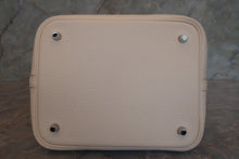 Load image into Gallery viewer, HERMES／エルメス ピコタンロックＭＭ トリヨンクレマンス ナタ Y刻印 ハンドバッグ 700120085
