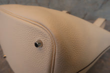 Load image into Gallery viewer, HERMES／エルメス ピコタンロックＭＭ トリヨンクレマンス ナタ Y刻印 ハンドバッグ 700120085
