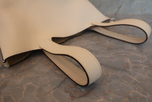 Load image into Gallery viewer, HERMES／エルメス ピコタンロックＭＭ トリヨンクレマンス ナタ Y刻印 ハンドバッグ 700120085
