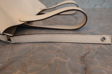 Load image into Gallery viewer, HERMES／エルメス ピコタンロックＭＭ トリヨンクレマンス ナタ Y刻印 ハンドバッグ 700120085
