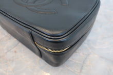 将图片加载到图库查看器，CHANEL/香奈儿 经典双C 化妆包 羊皮 Black/Gold hadware(黑色/金色金属) 化妆包 800030191
