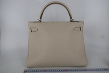 Load image into Gallery viewer, HERMES KELLY 32 Clemence leather Craie A Engraving Hand bag 800100038
