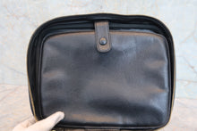 将图片加载到图库查看器，CHANEL/香奈儿 经典双C 化妆包 羊皮 Black/Gold hadware(黑色/金色金属) 化妆包 800030191
