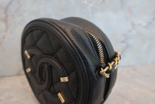 Load image into Gallery viewer, CHANEL Matelasse round chain shoulder bag Caviar skin Black/Gold hadware Shoulder bag 600090229
