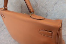 Load image into Gallery viewer, HERMES KELLY 40 Graine Couchevel leather Natural 〇W Engraving Hand bag 500100042
