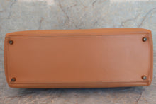 Load image into Gallery viewer, HERMES KELLY 40 Graine Couchevel leather Natural 〇W Engraving Hand bag 500100042
