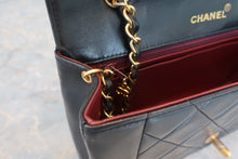 Load image into Gallery viewer, CHANEL Matelasse chain shoulder bag Lambskin Black/Gold hadware Shoulder bag 600100236
