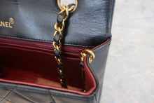 Load image into Gallery viewer, CHANEL Matelasse chain shoulder bag Lambskin Black/Gold hadware Shoulder bag 600100236
